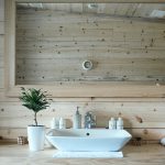 Baños modernos con madera