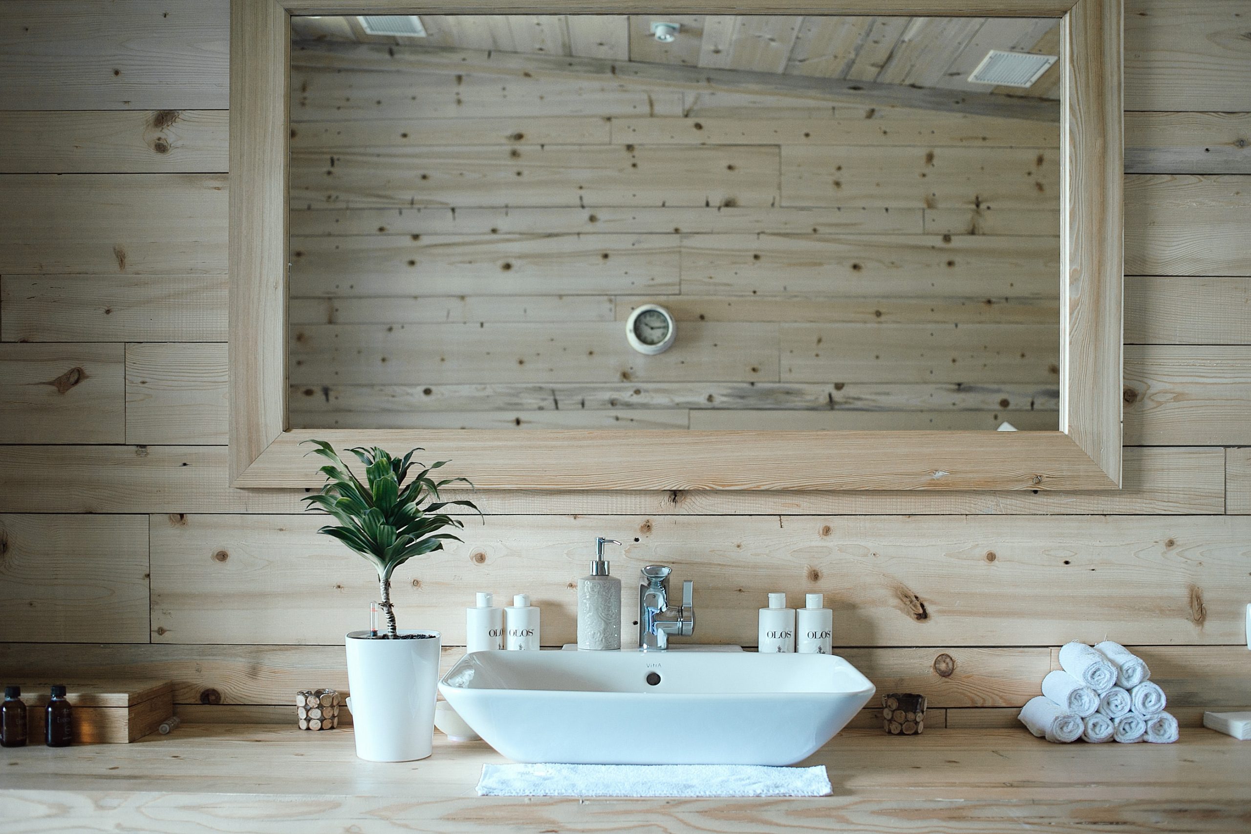 Baños modernos con madera