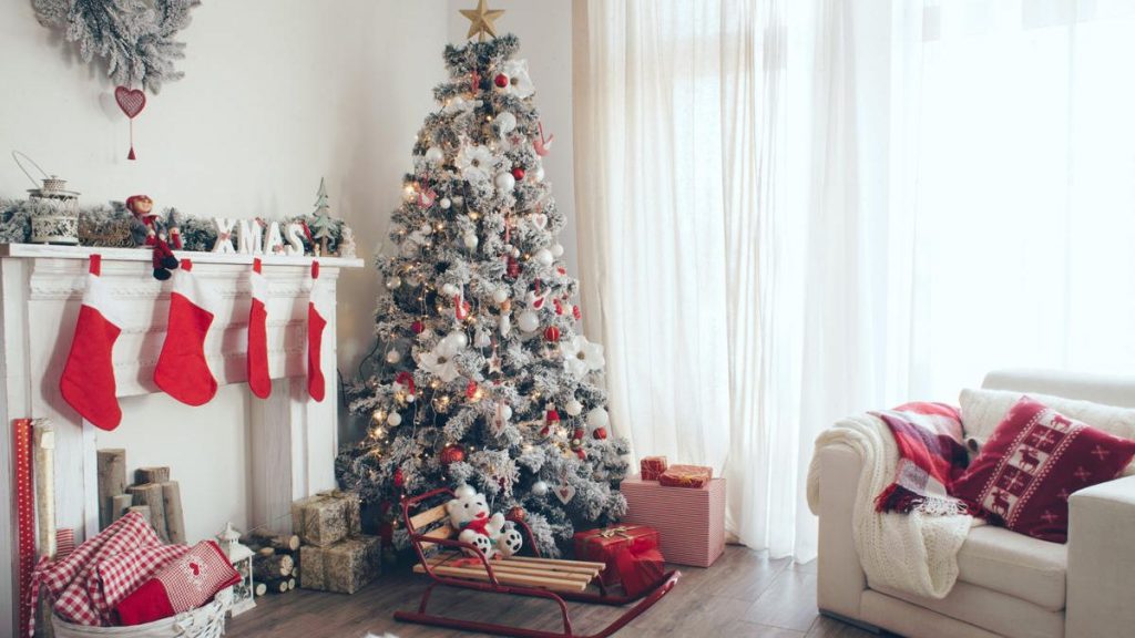 Árbol de navidad en sala y decoraciones navideñas