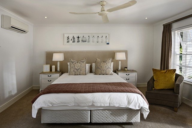 Decorar la pared detrás de la cama