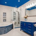 pisos de baño con gabinetes azules