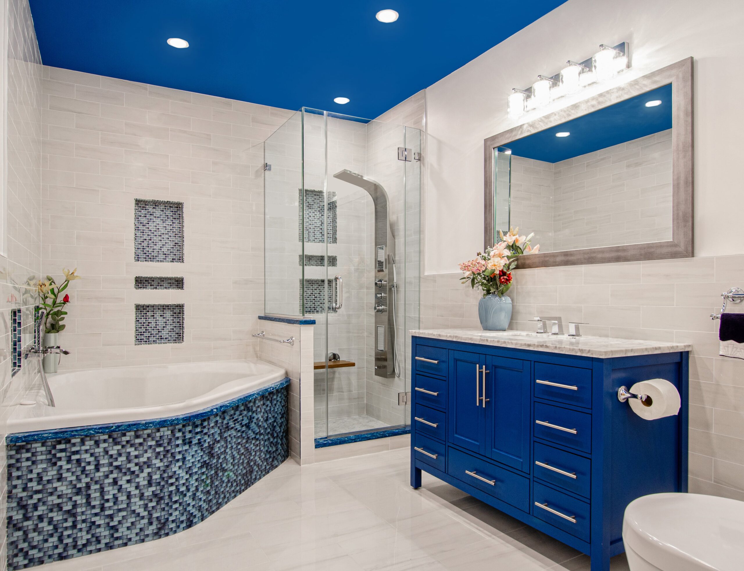 pisos de baño con gabinetes azules
