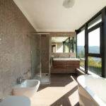 baño de madera moderno con ventanales y gabinetes