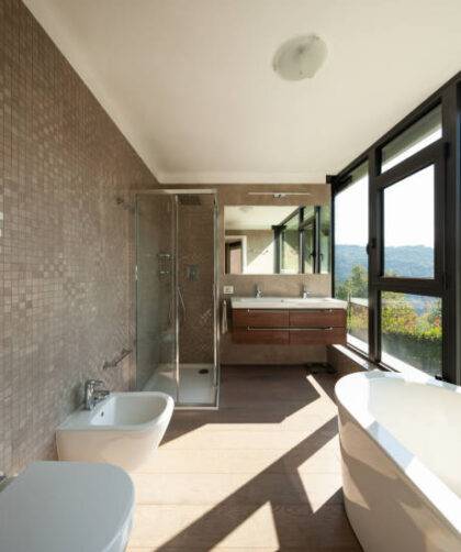 baño de madera moderno con ventanales y gabinetes