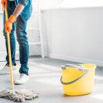 mujer limpiando piso
