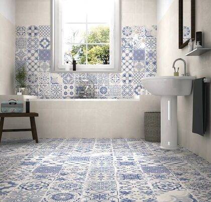 baño con azulejos de flores azules