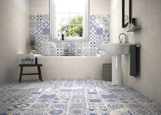 baño con azulejos de flores azules